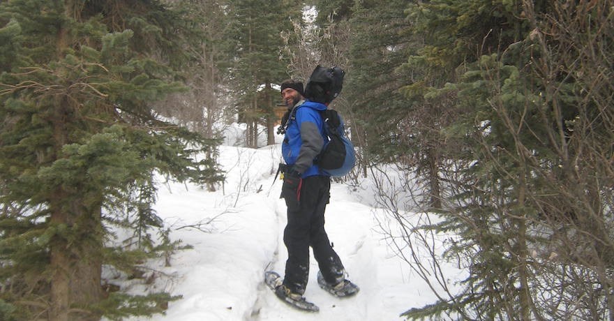 El autor, Willie Karidis, en una expedición con raquetas de nieve | Cortesía de Willie Karidis