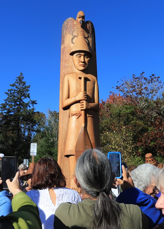 Bainbridge Island's welcome pole featuring Schweabe | Photo courtesy Bainbridge Island Parks & Trails Foundation